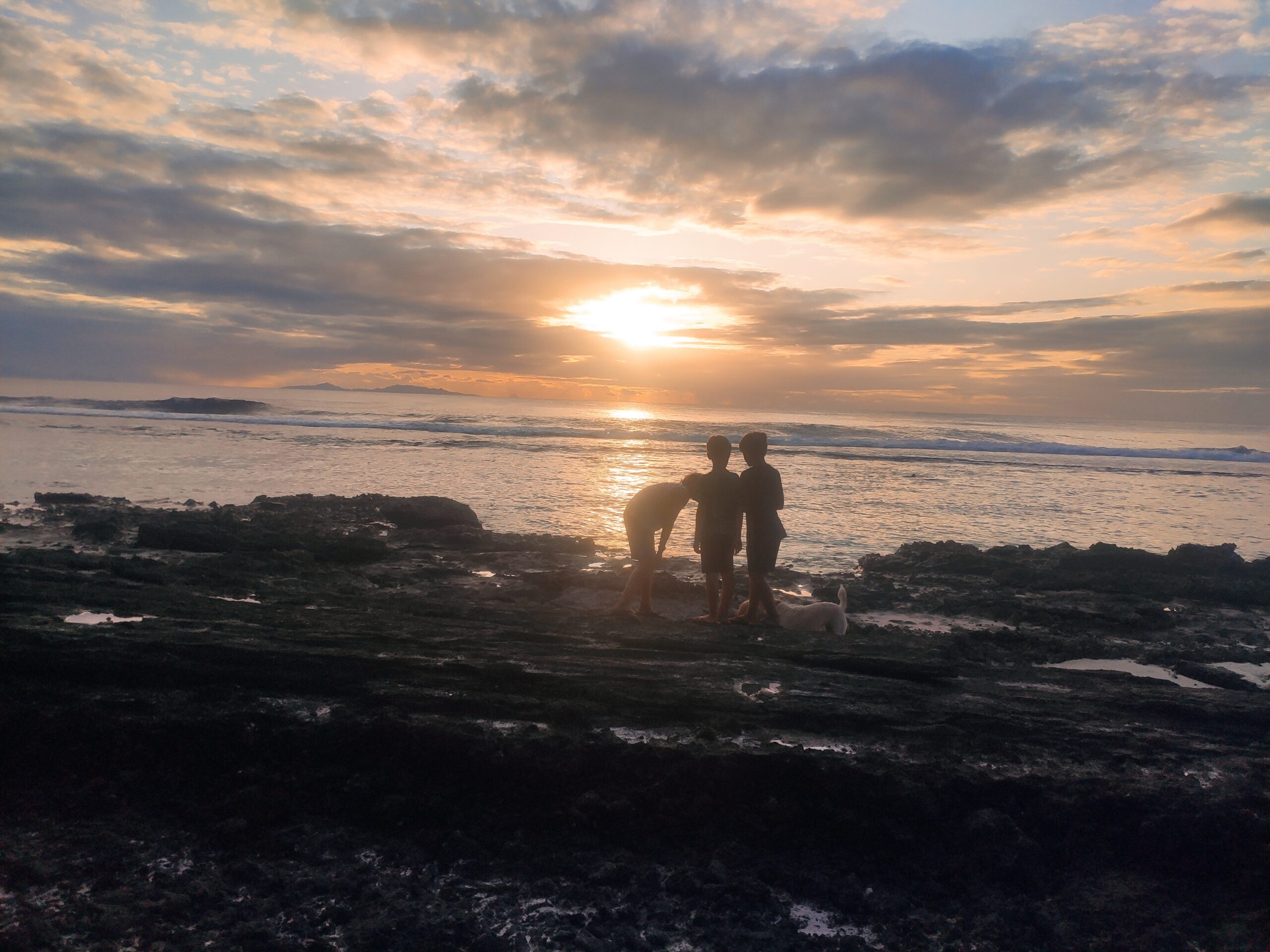 Coucher de soleil doré sur la mer en Polynésie