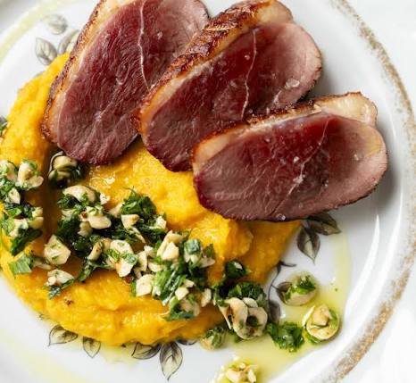 Assiette de viande accompagnée de légumes